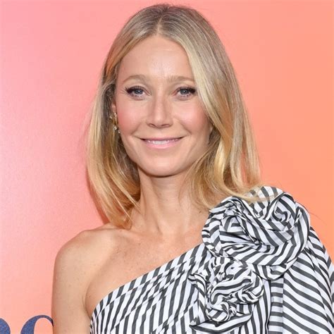 Gwyneth Paltrow Poses Topless in Selfie With Husband Brad。